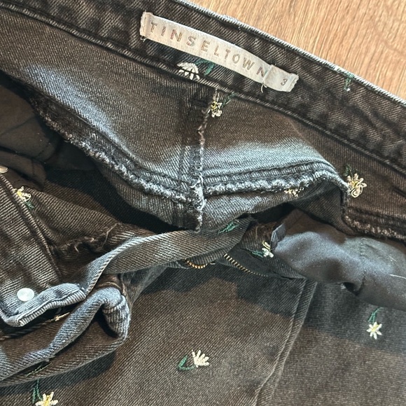 Tinseltown Juniors Distressed Jeans - Picture 2 of 7